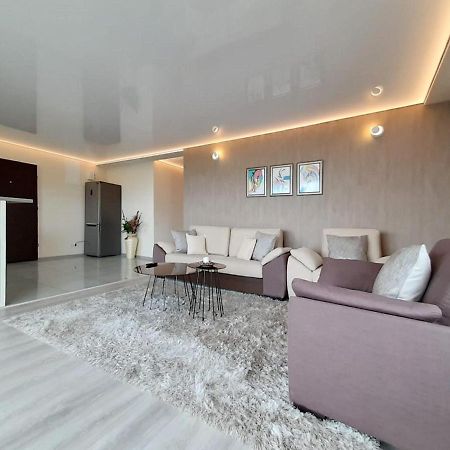 Sky View - Luxury Apartment With A Dream View Брашов Экстерьер фото